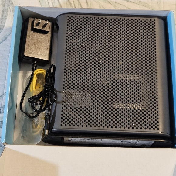 Motorola 16x4 cable modem plus ac1900 router model MG7550 - Picture 2 of 5